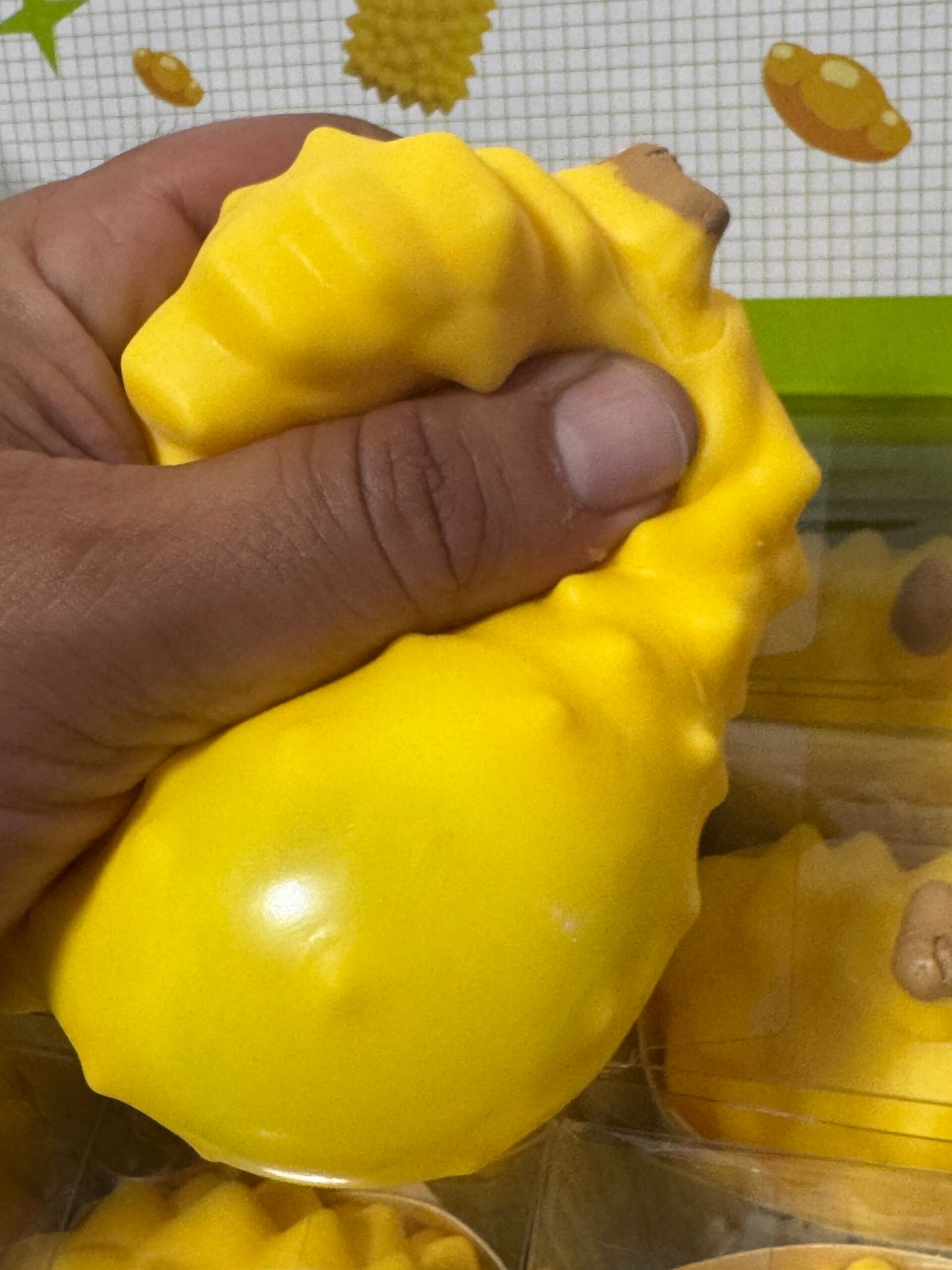 צעצוע מעיכה (Squeeze Toy) בעיצוב פרי הדוריאן – רך, מרגיע וכיפי